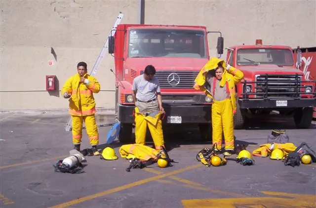 Preparación de equipo estructural junto a unidades de bomberos