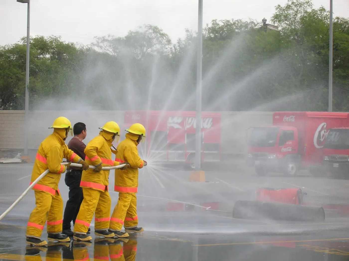 Entrenamiento contra incendio con equipo de respuesta